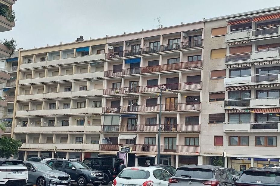 "Ce sont des fous", "on a basculé dans le complotisme" : après le squat de leurs appartements, le cauchemar des copropriétaires continue