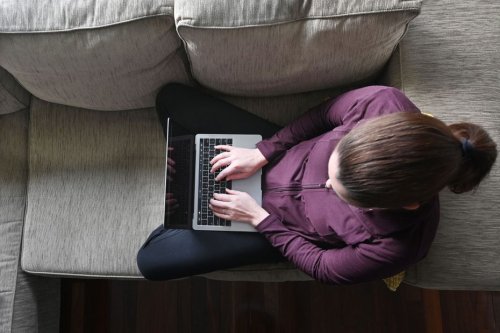 Télétravail : quelles sont les bonnes postures devant son ordinateur pour soulager son corps