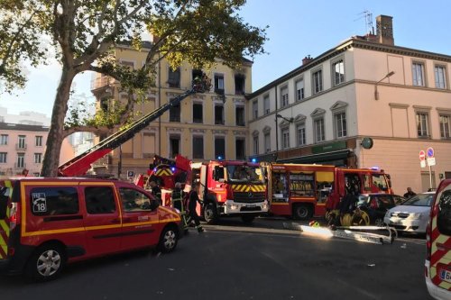 "Le feu était déjà sur la porte" : deux morts dans un incendie à Lyon