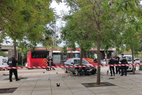 VIDEO. Deux piétons fauchés par une voiture devant un lycée de Nîmes, une des victimes est morte