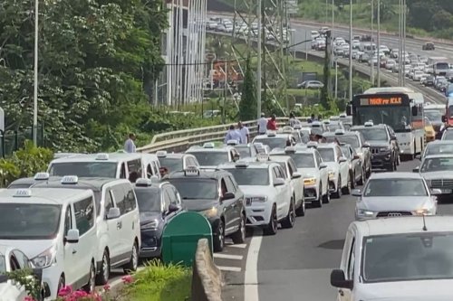 Les chauffeurs de taxi de place manifestent sur la route contre l'obligation vaccinale - Martinique la 1ère