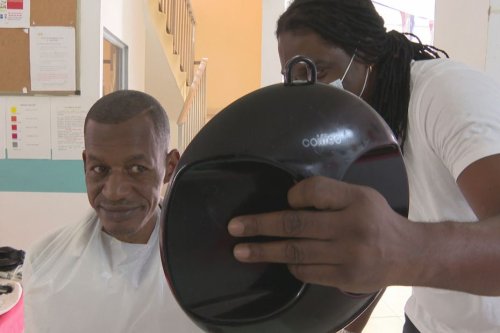 Les coiffeurs apportent un peu de l’esprit de Noël aux SDF