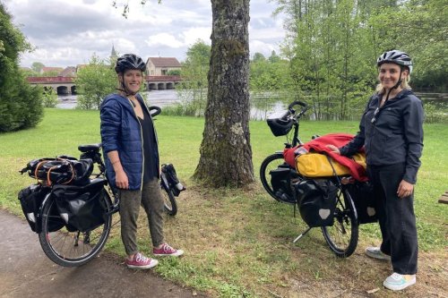 "Deux amies, deux vélos, 28 000 km". Une Lorraine et une Comtoise s'apprêtent à décoller pour l'Alaska, et rejoindre la Terre de Feu pour sensibiliser à l'hygiène bucco-dentaire