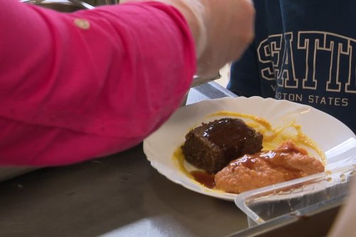 "On aimerait avoir des clients comme ça tous les jours" : comment cette cantine éduque les papilles de centaines d'enfants en invitant un chef cuisinier