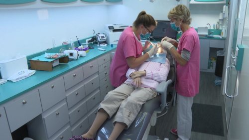 Dans le Finistère, un cabinet dentaire itinérant pour soigner les personnes âgées