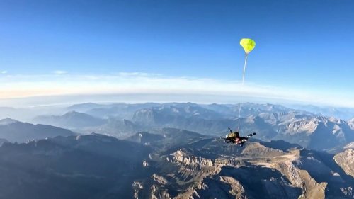 Haute-Savoie : à 84 ans, il saute en parachute