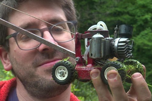 VIDÉO. Poubelle à moteur, mini-tondeuse, kart de bureau : fan de Gaston Lagaffe, ce bricoleur fou invente des "choses stupides" pour le plaisir