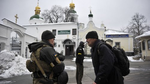 Guerre en Ukraine : pourquoi les forces de sécurité multiplient les perquisitions dans les communautés orthodoxes liées à Moscou