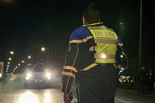 La voiture était remplie de billets de banque, les trois occupants suspectés de blanchiment et trafic de drogue ont été arrêtés et placés en garde à vue
