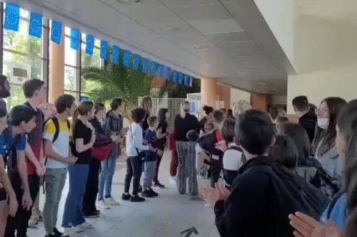 VIDEO. Une haie d'honneur de 700 élèves pour le départ en retraite de deux enseignantes dans un collège