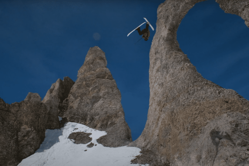 VIDÉO. Une chute de 50 mètres en ski puis un saut à travers l'Aiguille Percée : les dernières vidéos sensationnelles de Candide Thovex