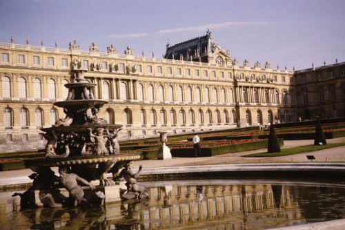 "Toute la chaîne du marché de l'art s'est fait avoir", un scandale de faux meubles XVIIIe acquis par le château de Versailles en procès