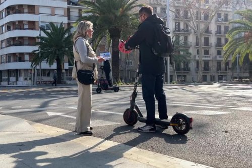 "Si tu circules sur le trottoir, tu mets la vie des autres en danger", la ville de Barcelone durcit les règles sur l’utilisation des trottinettes électriques
