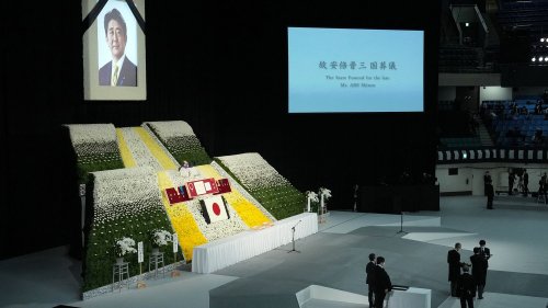 Japon : pourquoi les funérailles nationales du Premier ministre assassiné Shinzo Abe font-elles polémique ?