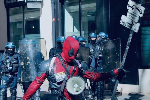 Déguisé en personnage Marvel, il danse au milieu des policiers et des manifestants : un Lyonnais fait le buzz sur TikTok