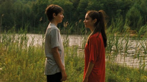"Falcon Lake" : Charlotte Le Bon filme l'adolescence amoureuse avec une pointe de fantastique