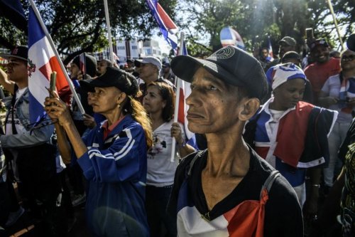 "Qu'on les expulse dès maintenant !", "On en a marre !", "La République dominicaine aux Dominicains !" : une manifestation organisée à Saint-Domingue contre les migrants clandestins Haïtiens