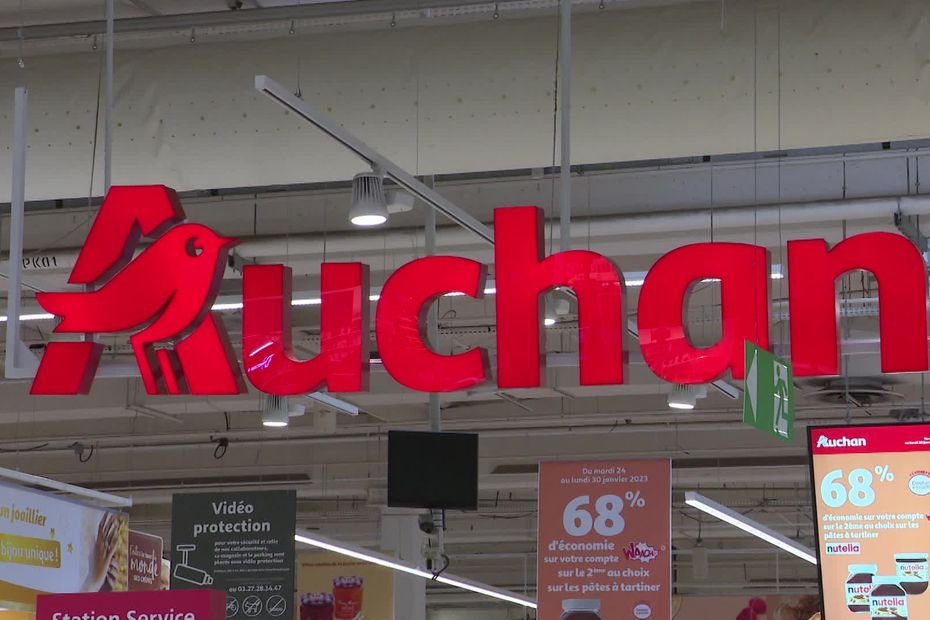 "Il est temps d'avancer, trop de salariés sont inquiets" : des syndicats signent un accord sur le plan social à Auchan, la CGT dénonce une "soumission"