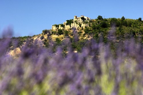 Ce petit village provençal, restauré par un groupe d'amis, est en vente avec son château, son église et sa piscine