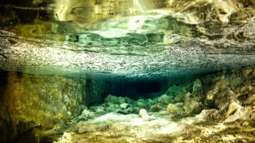 Découverte : des photos qui nous plongent dans les lacs souterrains