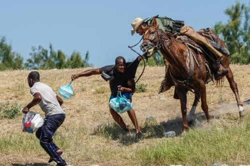 Les images de garde-frontières à cheval face à des migrants haïtiens scandalisent - Guadeloupe la 1ère
