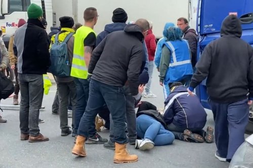 Une manifestante blessée, renversée à Caen par un automobiliste qui force un barrage