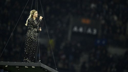                    Louane dévoile et interprète "Maman" au Stade de France, la chanson qui représentera la France à l'Eurovision