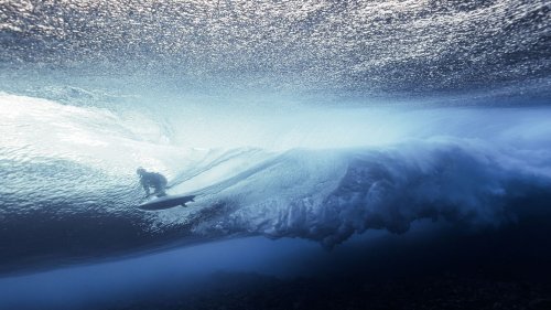 Paris 2024 : "Je vais être sous la vague pour avoir des moments magiques", explique le seul photographe accrédité pour être dans l'eau lors des épreuves de surf