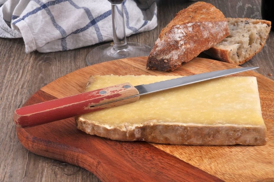 Fromage moins aromatique, plus dur, plus clair : les conséquences de la sécheresse sur la qualité du cantal