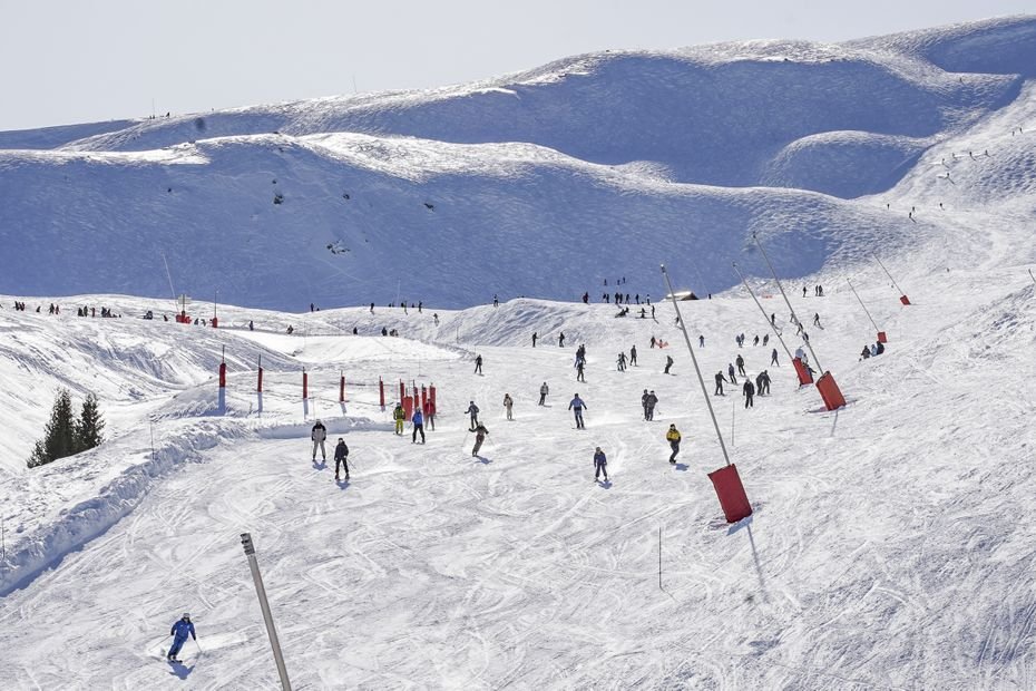 Fréquentation, courts séjours, clientèle étrangère : quatre choses à retenir du premier bilan "positif" de la saison de ski 2024-2025