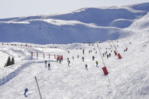 Fréquentation, courts séjours, clientèle étrangère : quatre choses à retenir du premier bilan "positif" de la saison de ski 2024-2025