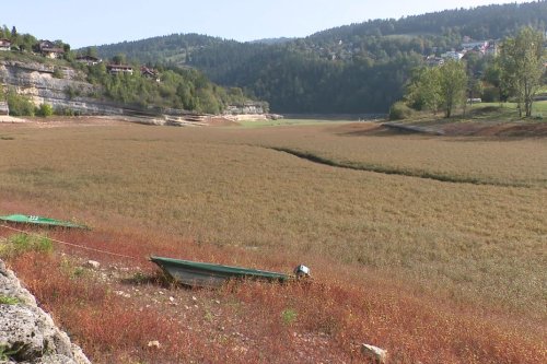 "Je ne m'habitue pas à un paysage comme celui-là" : la tristesse les habitants de Villers-le-Lac face au Doubs à sec