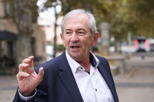 "Ça laisse perplexe" : chaque lundi matin levée de drapeau obligatoire et Marseillaise chantée à l'école pour "renforcer l'esprit républicain"