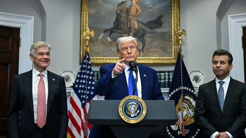 "Les patients américains subventionnent l'UE" : Donald Trump veut faire payer "plus cher" les Européens pour réduire le prix des médicaments aux États-Unis