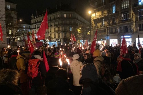 Grenoble : plus de 400 personnes se sont rassemblées pour une marche aux flambeaux contre la réforme des retraites
