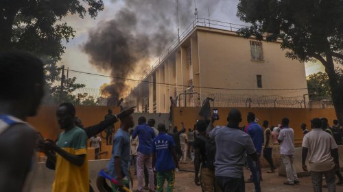 #BURKINA Des grenades de gaz lacrymogène ont été tirées de l'intérieur de l'ambassade de France à Ouagadoug...