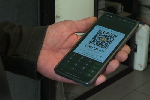 "C'est un moyen économique de vendre mon produit", agriculteur ou garagiste, ils acceptent les bitcoins comme moyen de paiement