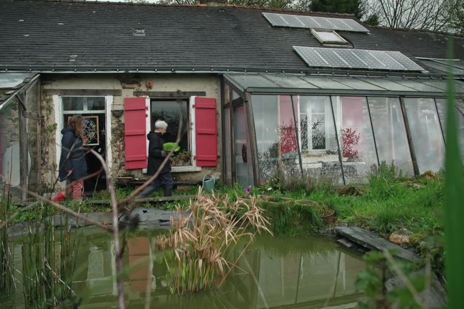 "On passait pour des hurluberlus", il y a 50 ans, ils ont tout quitté pour construire une maison 100 % autonome
