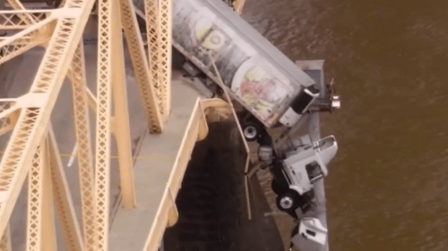 États-Unis : l’impressionnant sauvetage d’un camion suspendu au-dessus d’un pont