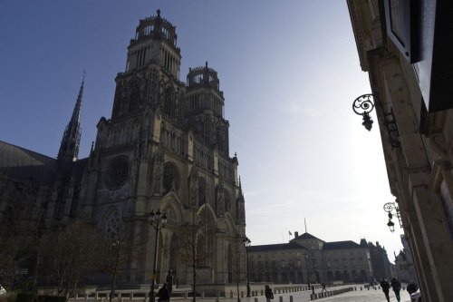Trois touristes interpellés après avoir escaladé la cathédrale Sainte-Croix d'Orléans à mains nues