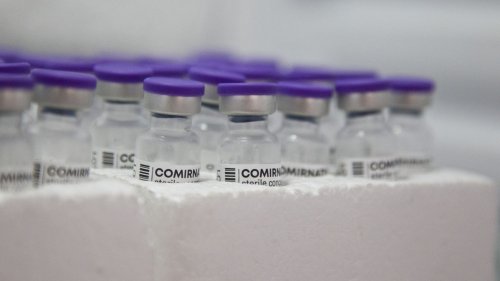 Les laboratoires font-ils "1000 dollars de profit chaque seconde" grâce au vaccin contre le Covid-19, comme l'affirme Jean-Luc Mélenchon ?