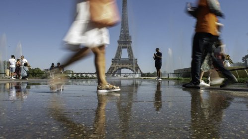 La mairie de Paris renonce à des constructions controversées au pied de la Tour Eiffel