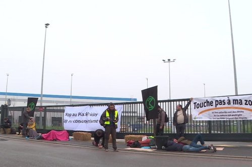 Le dépôt Amazon de Dijon bloqué, des militants écologistes dénoncent le Black Friday