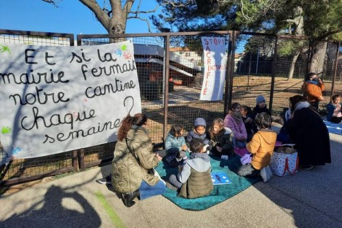 Des parents organisent un pique-nique devant l’école de leurs enfants pour protester contre la fermeture de la cantine
