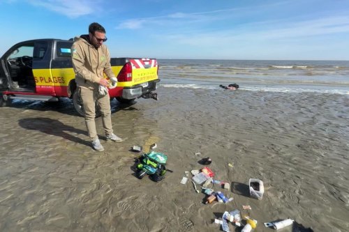 Nettoyer les déchets sur les plages : "On ne se rend pas compte de l'impact de nos gestes, ça peut vite être une catastrophe"