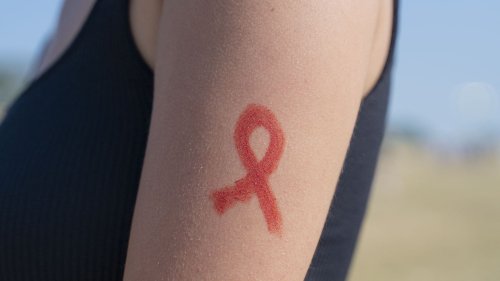                    "Je crois que ça se transmet avec l'haleine", "il faut se vacciner à la naissance" : une nouvelle enquête révèle la méconnaissance du sida chez les jeunes