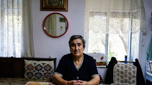 Surnommée la "grand-mère de Lesbos", Emilia Kamvysi, photographiée en train de donner le biberon à un bébé réfugié, est morte