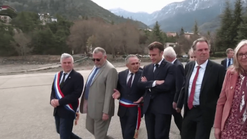 Hautes-Alpes : Emmanuel Macron en visite sous tension dans la commune de Savines-le-Lac