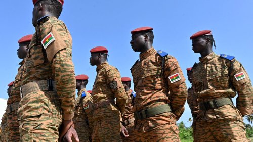 Le Burkina Faso suspend la diffusion du média "Jeune Afrique" après la parution d'articles évoquant des tensions au sein de l'armée