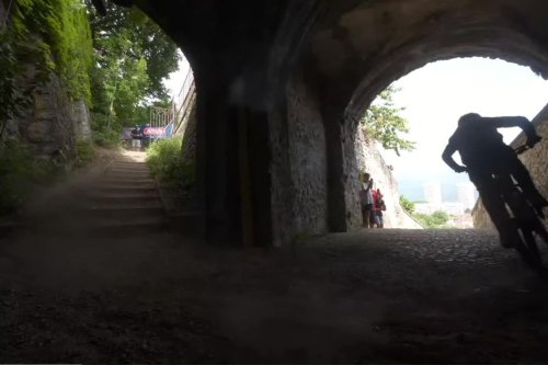 VIDEO. Sport extrême : une course urbaine en VTT organisée pour la première fois le long de la descente de la Bastille à Grenoble